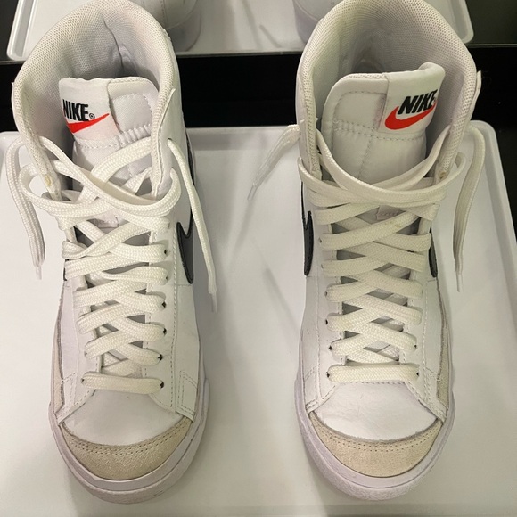 Nike blazer size 5 womens sneakers ONLY WORN ONCE - Picture 2 of 4